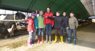 Kindergruppe im Kuhstall