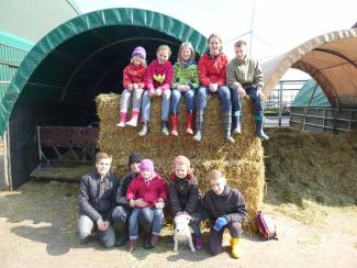 Kindergruppe auf Strohballen